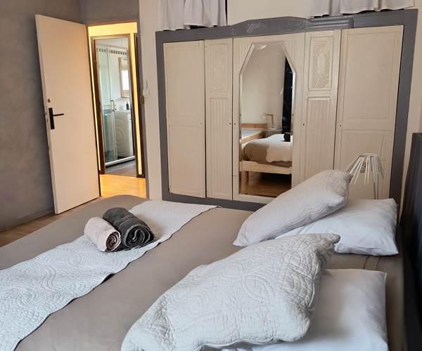 Chambre familiale spacieuse avec  lit double160 et un lit 90  - Chambre n°3  configurable en 3 lits si besoin