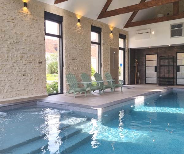 La Piscine intérieure chauffée dans la grange et sa zone spa - Domaine des Cyclamens