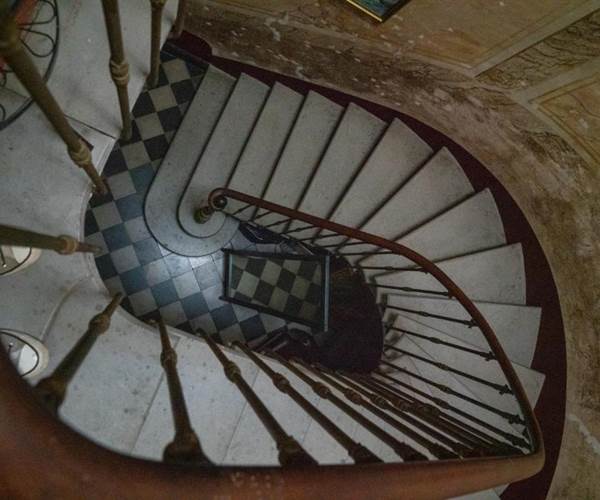 Les Volets Bleus escalier
