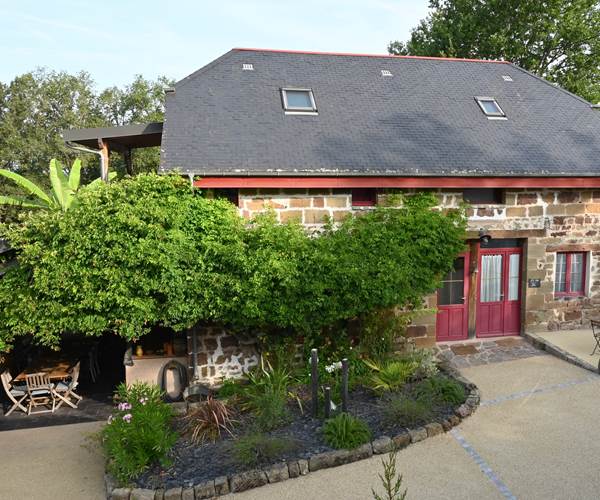 Gîte charme corrèze vue maison terrasse