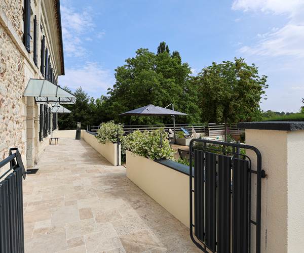Entrée-terrasse-travertin-Au-Bouchon-Accès-PMR
