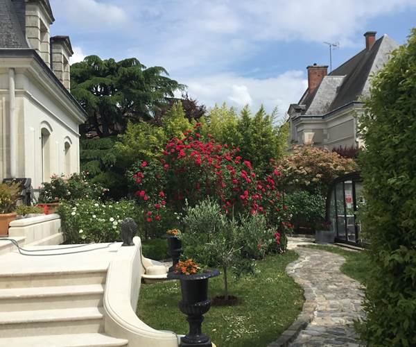 Jardin devant terrasse plein sud et accès terrasse