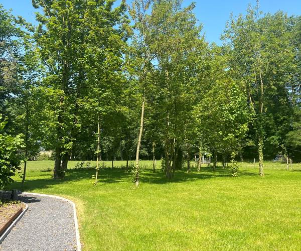 Le chemin traversant le jardin vers le grand parking