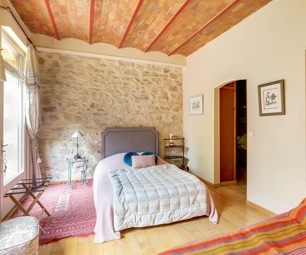 Chambre mur en pierre