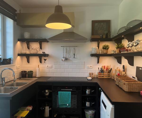 Cuisine équipée- Four, micro-onde, frigo, congélateur, machine à café, bouilloire,...