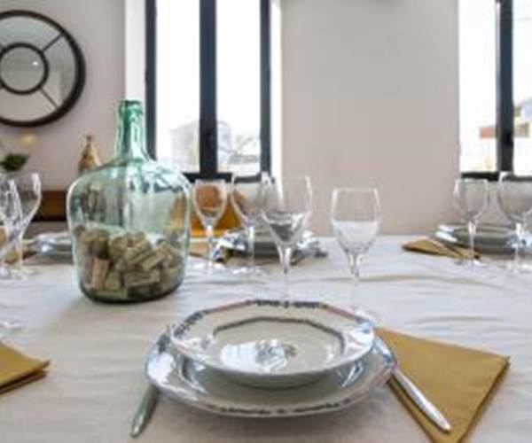 au-bouchon-meuble-de-tourisme-17-saint-aigulin-15-personnes-décoration-table-à-manger