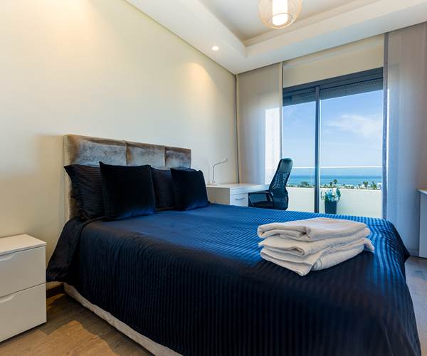chambre avec espace bureau