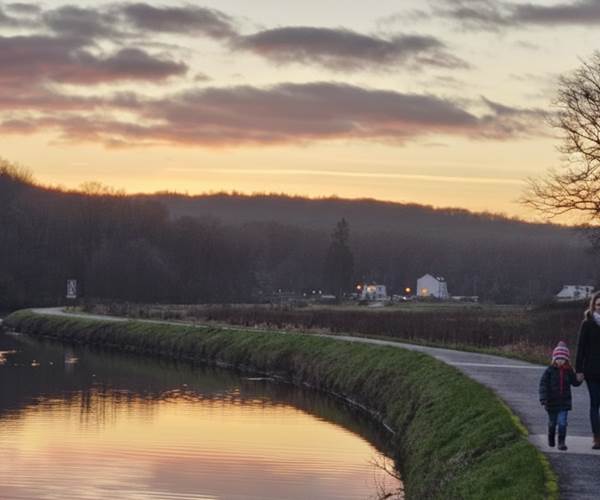 Promeneurs le long de la Sambre pas loin de Hourpes