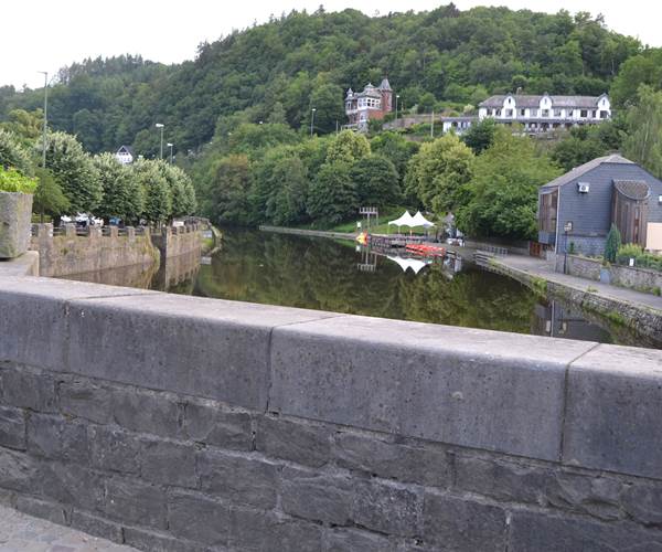 vue pont eau devant la maison