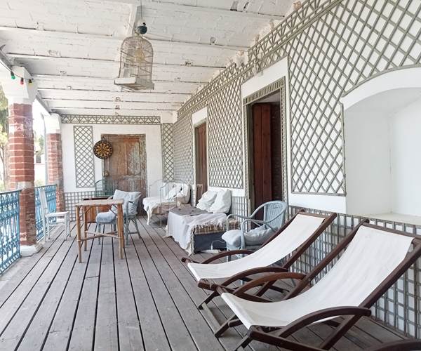 Le Mas Palegry chambres d'hôtes Perpignan - La terrasse du premier étage pour profiter de quelques instants de repos avant de prendre la route