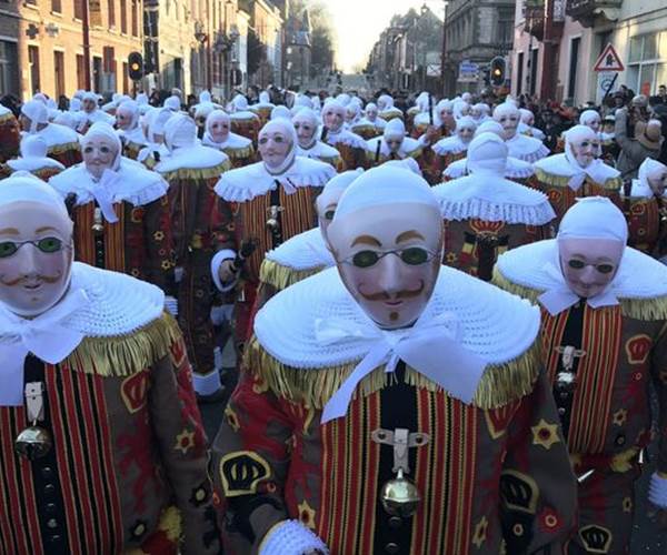 les Gilles défilent dans les rues de Binche à l'occasion du Carnaval