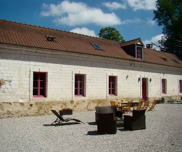 Gîte et salon de jardin au soleil
