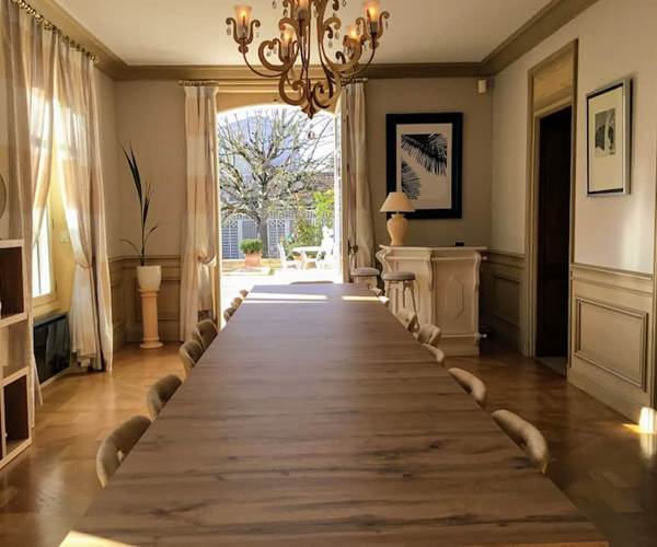 Salle à manger avec table pour 16 convives