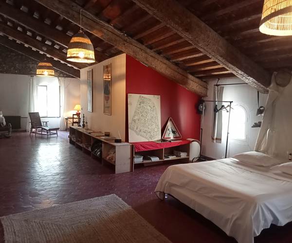 Le Mas Palegry chambres d'hôtes Perpignan - La suite impériale vous attend. 80 m² sous une charpente de 150 ans et une décoration originale. Climatisation réversible; A 2ème étage sans ascenceur