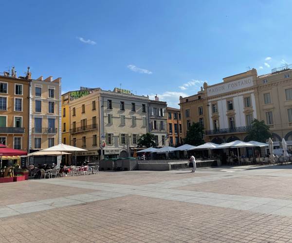 Perpignan la Rayonnante : place de la république. Vive le sud !