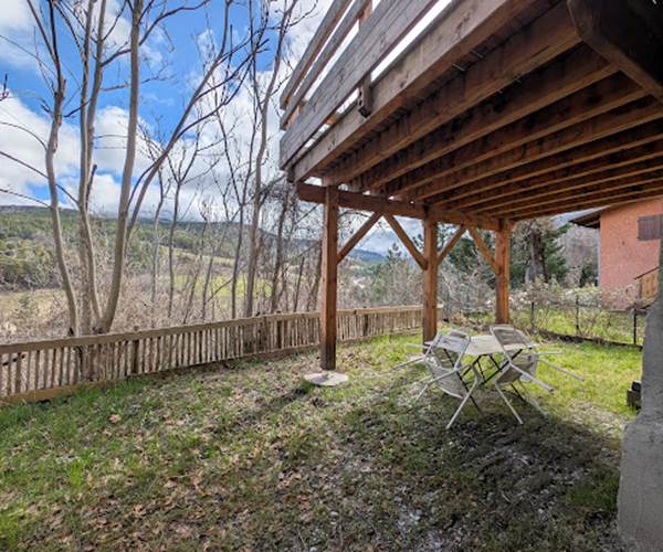 jardin-gite-hautes-alpes-baratier-vacances-famille