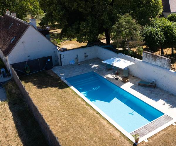 Piscine entièrement clôturée
