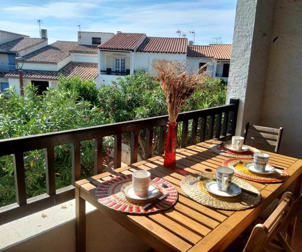 Petit déjeuner sur la terrasse ensoleillée
