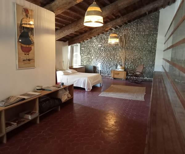Le Mas Palegry chambres d'hôtes Perpignan - La suite impériale vous attend. 80 m² sous une charpente de 150 ans et une décoration originale. Climatisation réversible; A 2ème étage sans ascenceur