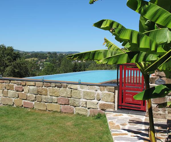 Piscine à débordement- Gîte corrèze piscine