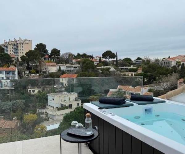 hambre-jacuzzi-privatif-marseille-vue-mer