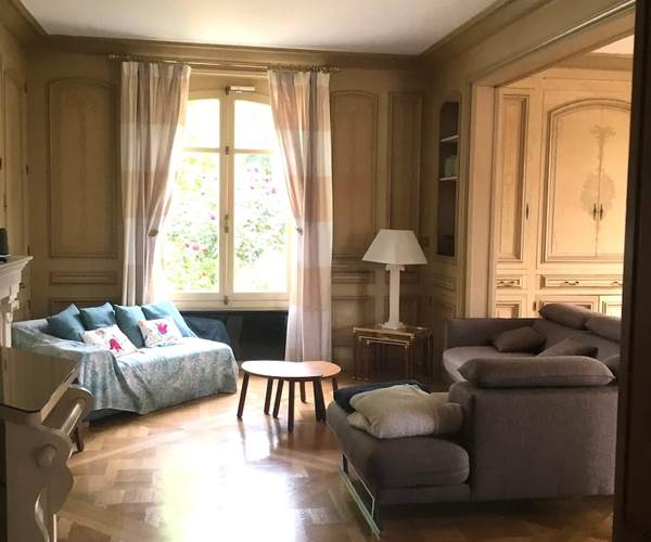 Salon, vue depuis le hall