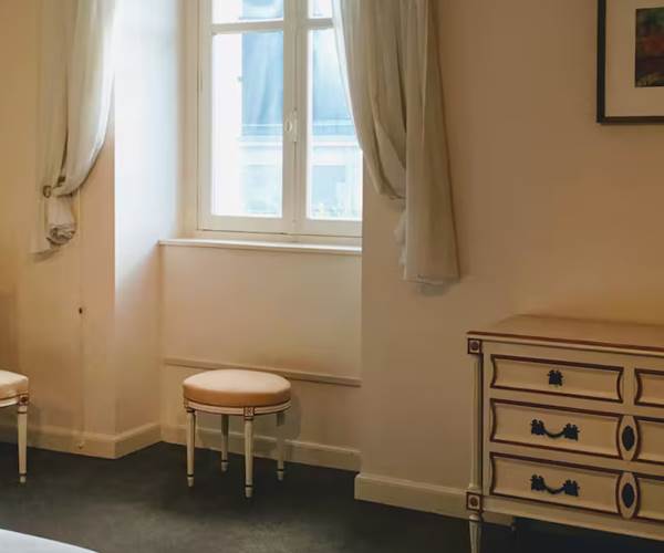 Orphée: chambre lit king size, vue sur le jardin et la rivière