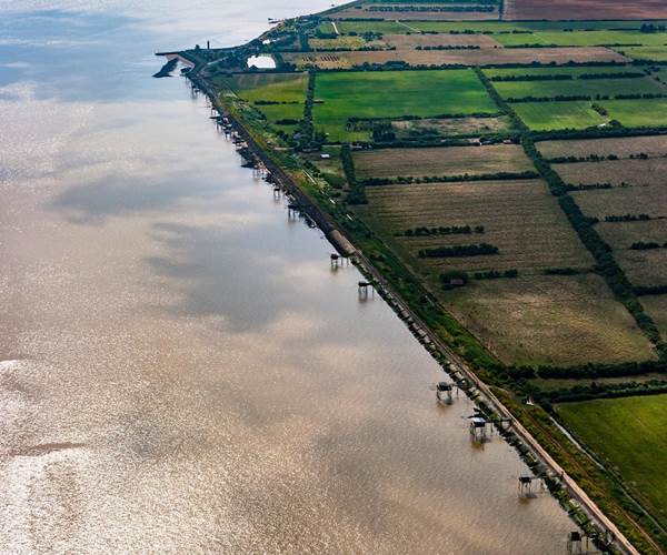 Les rives de l'estuaire côté Médoc avec les carrelets (cabane de pêche)