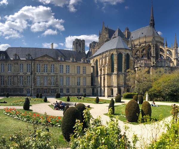 Le chevet de la Cathédrale et le Palais (épiscopal) du Tau