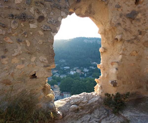 Vue du château de Fontaine de vaucluse Provence