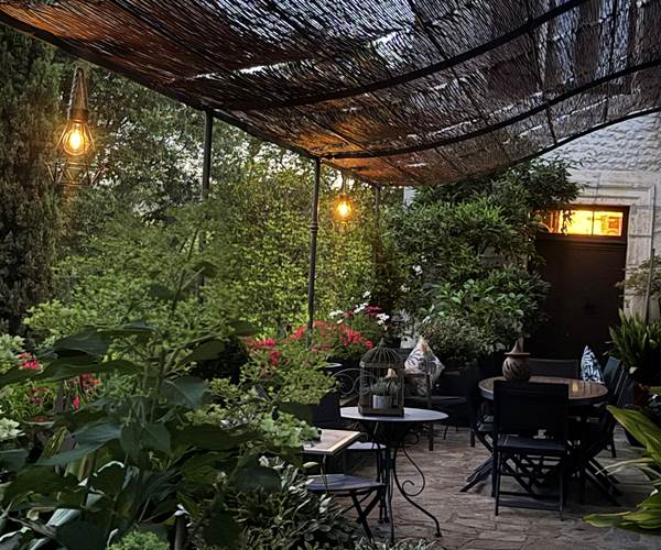 détente le soir sur la terrasse