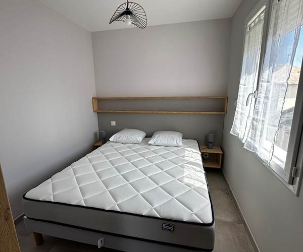 Logement 1 LE MAINE LOREVA CONSTANT vue chambre lit 160