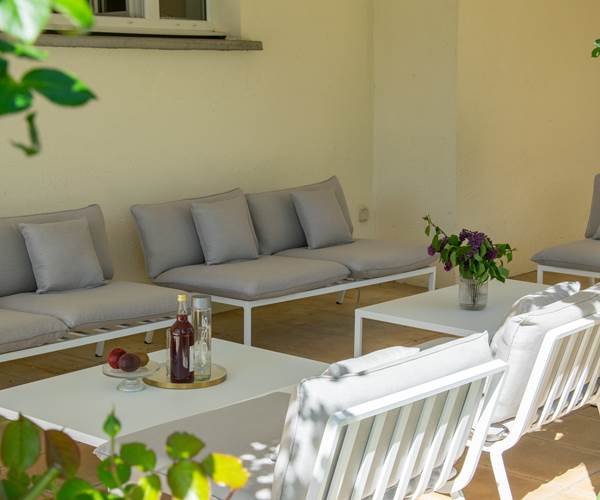 sous la terrasse vue piscine