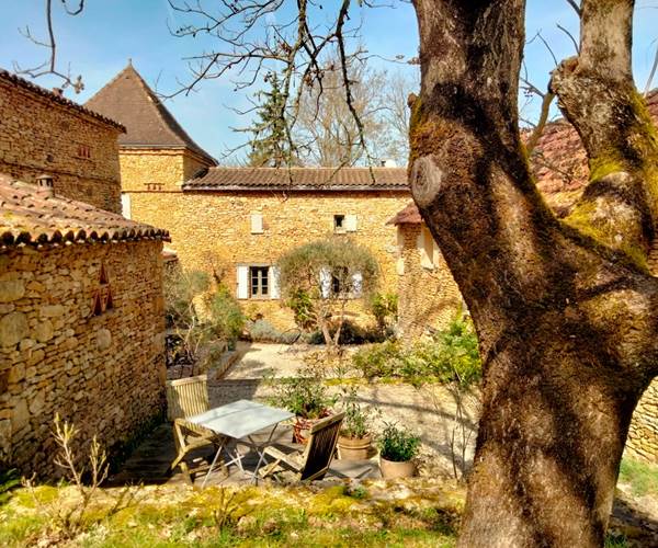 La cour sous le soleil d'hiver