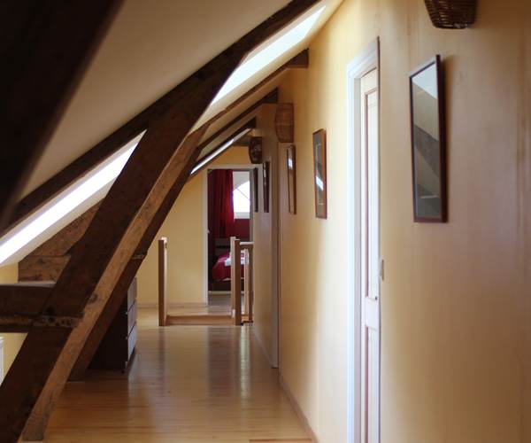Couloir accès aux chambres