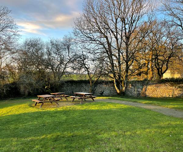 jardin clos avec ses tables pique niques