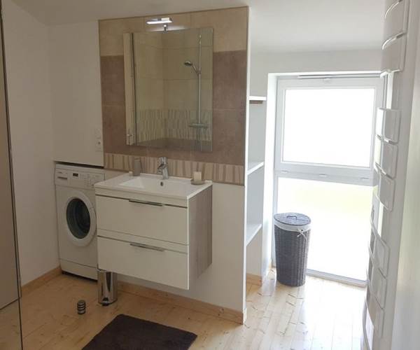 Salle de Bain avec vasque, machine à laver et rangements