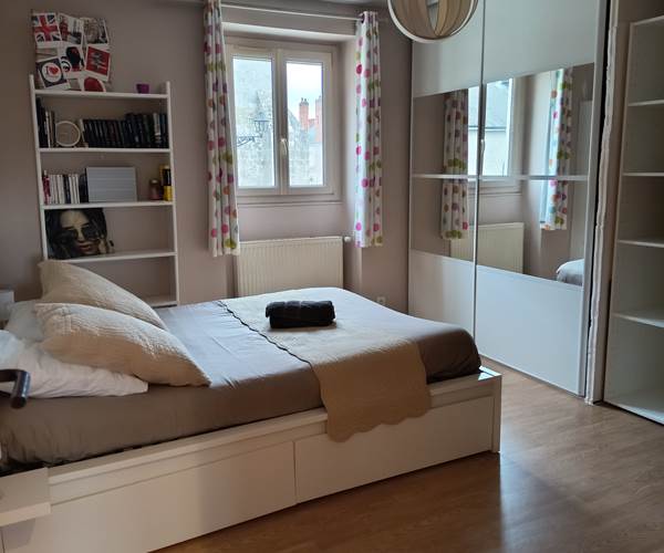Chambre confortable lit 140 avec bureau