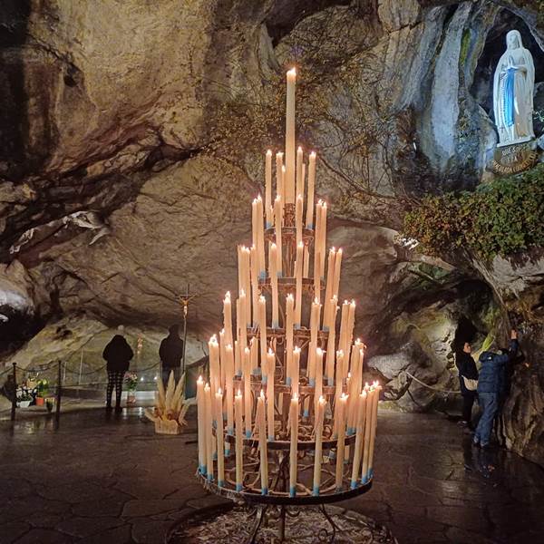 La grotte de Massabielle de nuit-photo-gallery