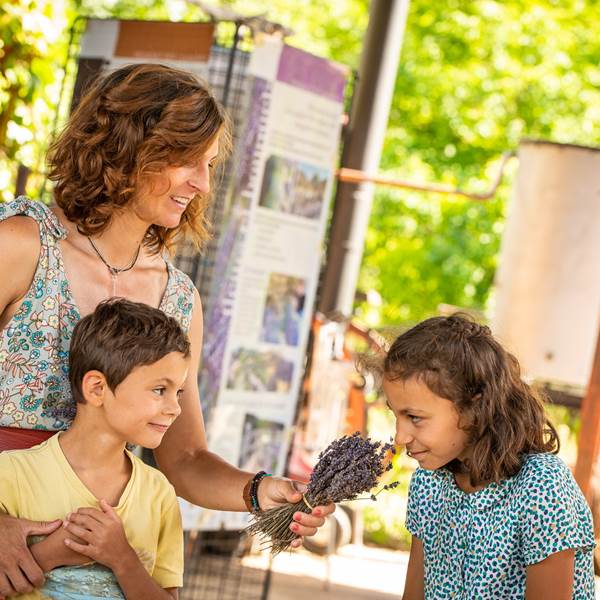 Famille participant à la visite guidée à Chamaloc-photo-gallery