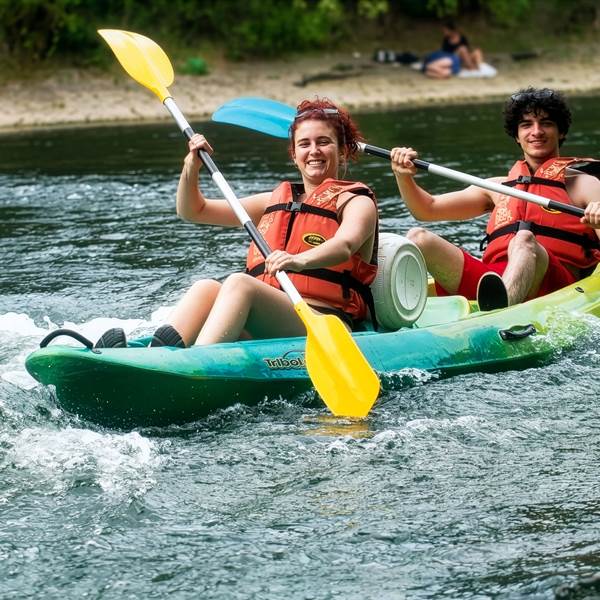 Deux kayakistes profitent d’une descente conviviale sur l’Aveyron au cœur des Gorges, dans une ambiance nature et rafraîchissante.-photo-gallery