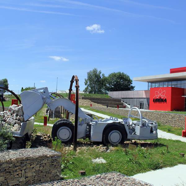 ureka-musee-mine-haute-vienne-limousin-exterieur-parc-machines-chargeuse-eimco-photo-gallery