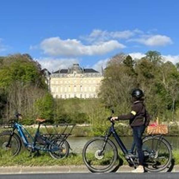 Cycliste devant chateau-photo-gallery