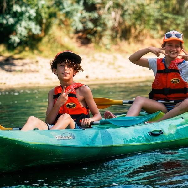 Les enfants profitent d’une balade en kayak sur l’Aveyron dans une ambiance ludique et familiale au cœur d’une nature préservée.-photo-gallery