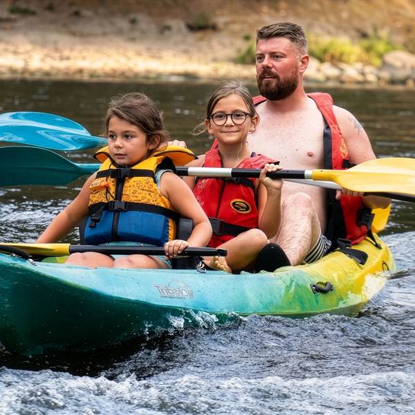 Découvrir en famille les joies du canoë-kayak sur une rivière calme des Gorges de l’Aveyron, idéale pour une première sortie nature.-photo-gallery