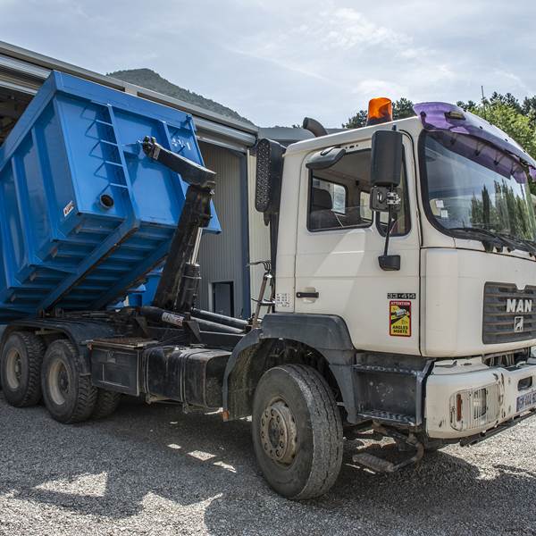 Camion agricole utilisé pour la distillation de lavande-photo-gallery