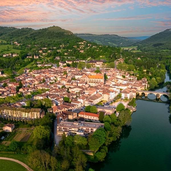 Vue aérienne de Saint-Antonin-Noble-Val au coucher du soleil, point de départ idéal pour une descente en canoë dans les Gorges de l’Aveyron.-photo-gallery