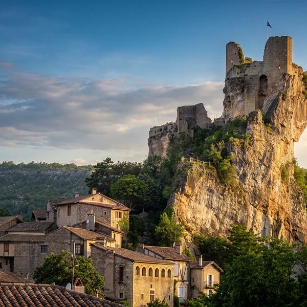 Le château de Penne domine les Gorges de l’Aveyron au coucher du soleil, offrant un panorama spectaculaire sur l’un des plus beaux villages médiévaux de la région.-photo-gallery