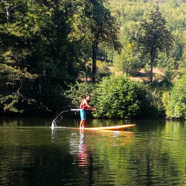 Une sortie en paddle sur une rivière paisible des Gorges de l’Aveyron, idéale pour profiter d’un moment de détente en pleine nature.-photo-gallery