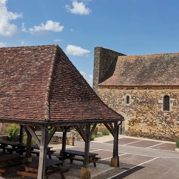 Charmante place du Bugue - Patrimoine historique et authenticite´ en Dordogne-photo-gallery